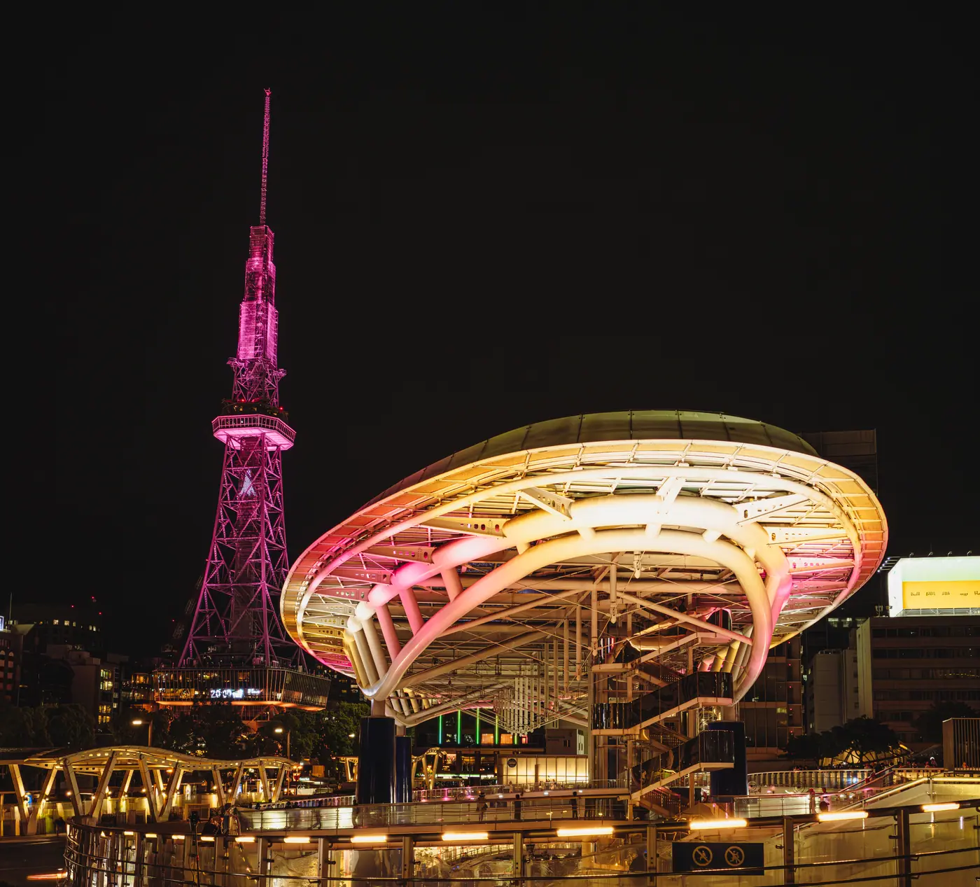 栄のオアシス21と名古屋テレビ塔