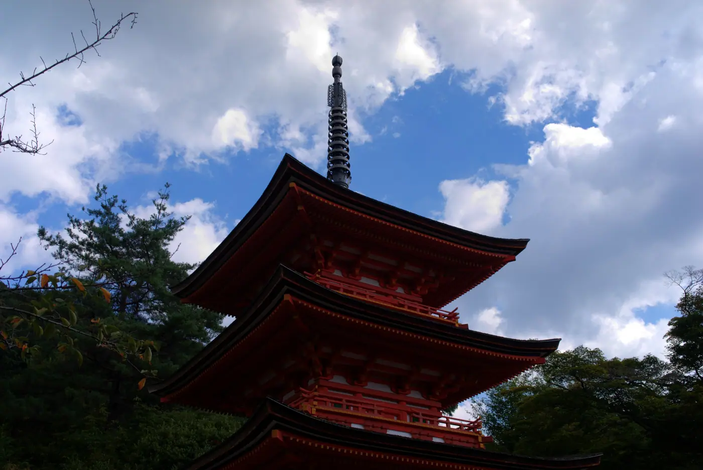 The vermilion Koyasu Pagoda at Kiyomizu-dera under summer clouds